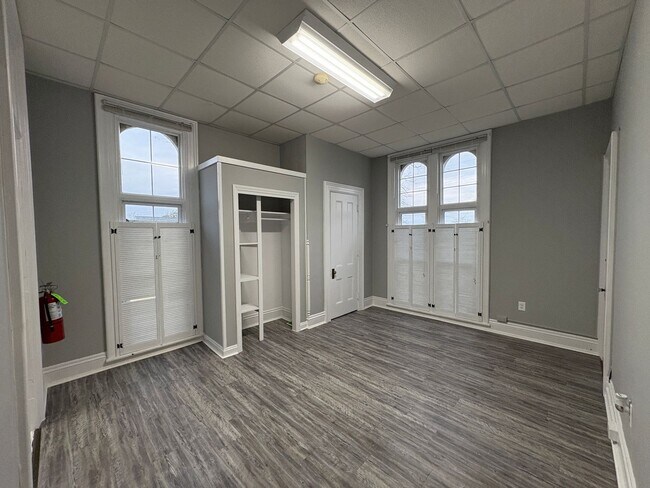 Building Photo - Spacious main level apartment in gorgeous hisotrical house!