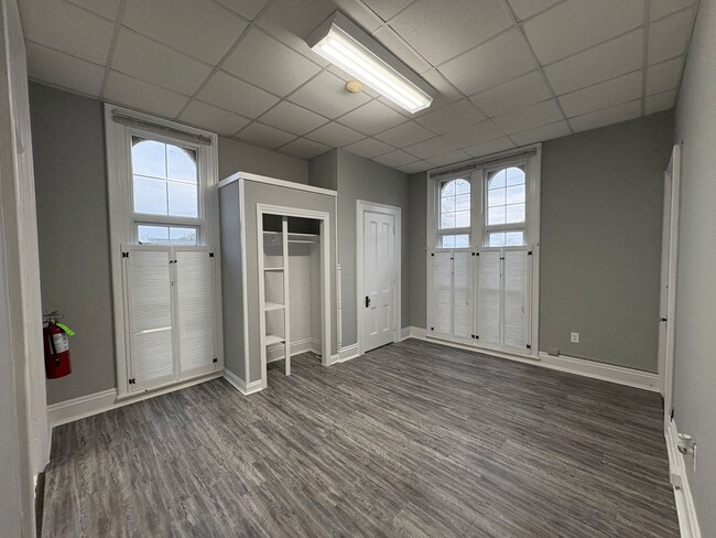 Foto del edificio - Spacious main level apartment in gorgeous hisotrical house!