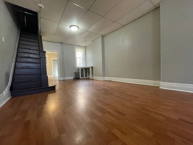 Building Photo - 3 bedroom, 1 bathroom row home located in ...