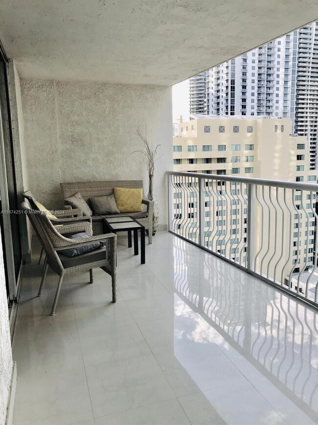 Foto del edificio - 1200 Brickell Bay Dr