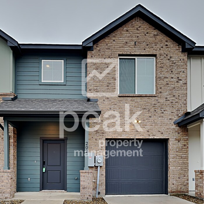 Foto principal - $1599! 3 Bed/2.5 Bath Townhome! Free Application BLACK FRIDAY DEAL Ends 11/29!