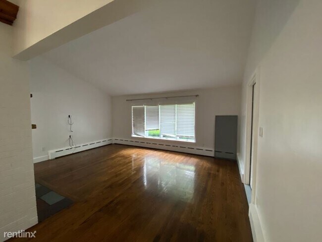 Building Photo - 3 br, 1 bath House - 85 oak st