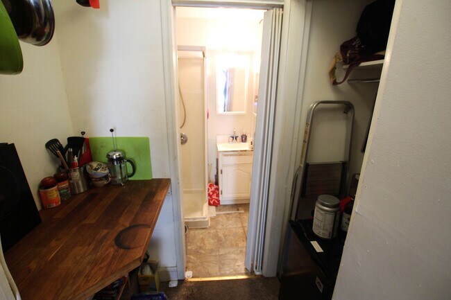 Foto del edificio - Private bedroom Building is located in a great area in fishtown