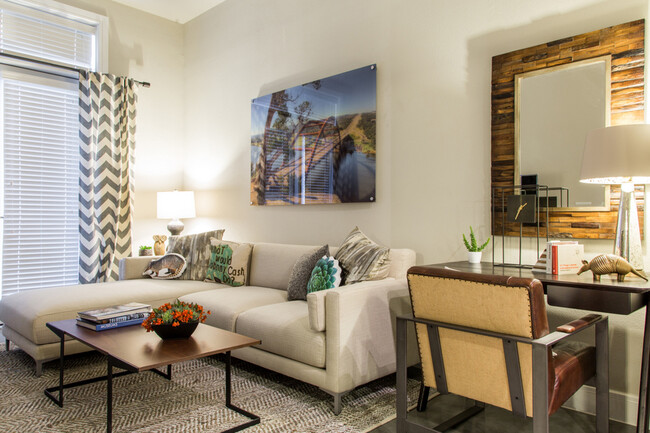Building Photo - Charming 2 BR Apartment With Great Amenities