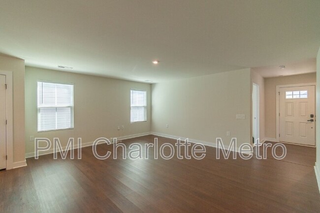 Building Photo - 6048 Bellastead Dr