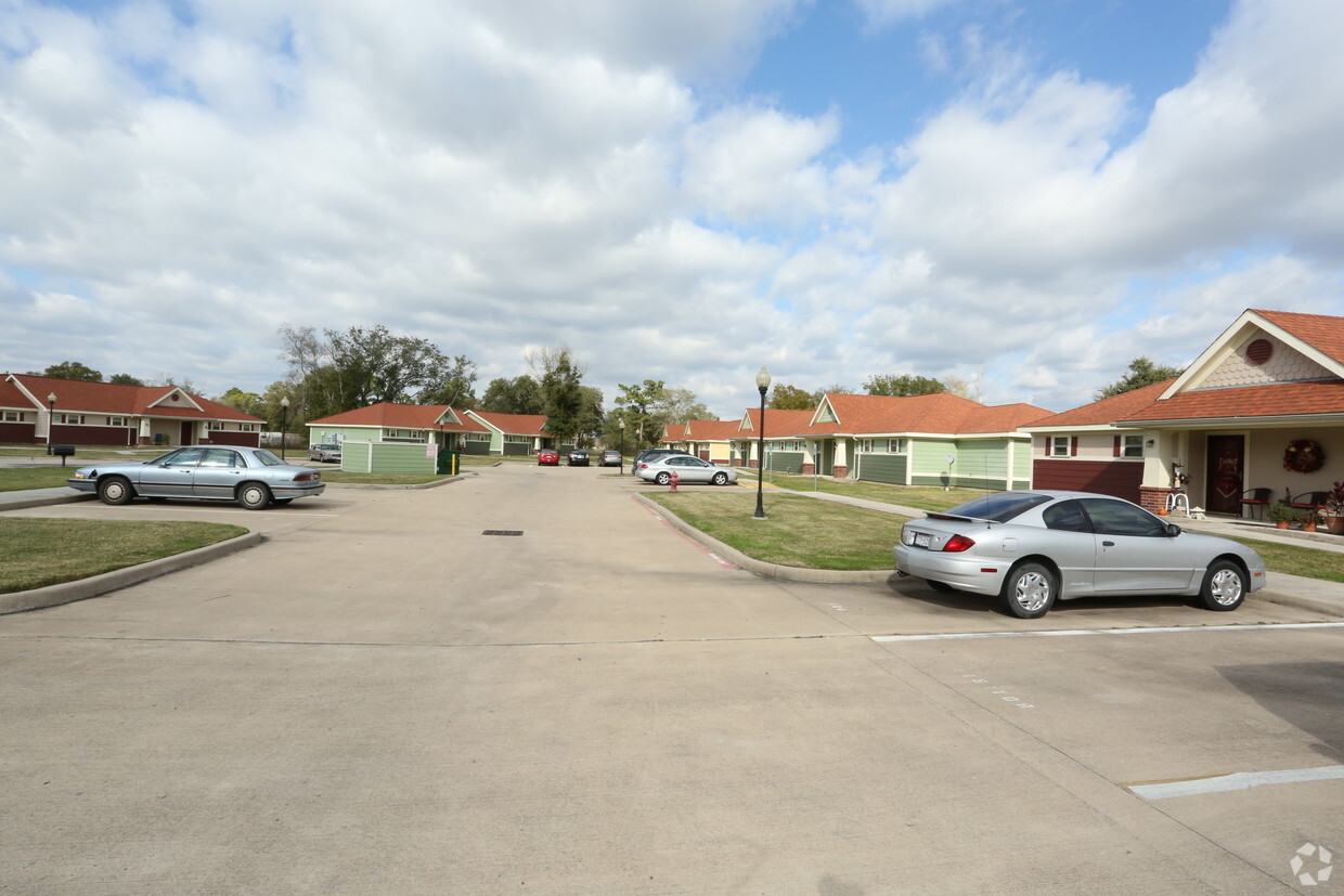 Oak Tree Village Apartments in Dickinson, TX