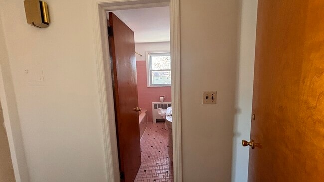 Bathroom - 870 Louisa St