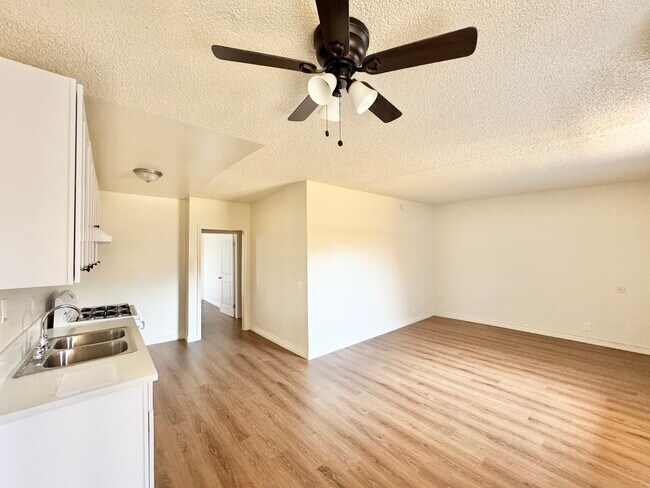 Building Photo - 15552 Nordhoff St