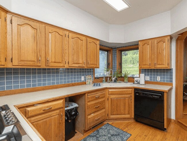 Foto del edificio - 2-Story Estate Home with Fireplace, 4 BR's on one level, Office, Gourmet Kitchen, Pets OK!
