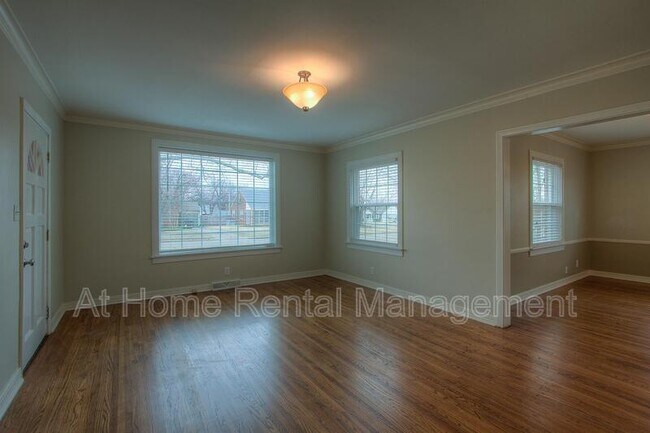 Building Photo - 1133 S Oswego Ave