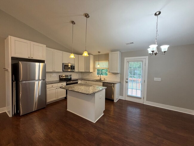 Building Photo - Home in country just minutes from town!