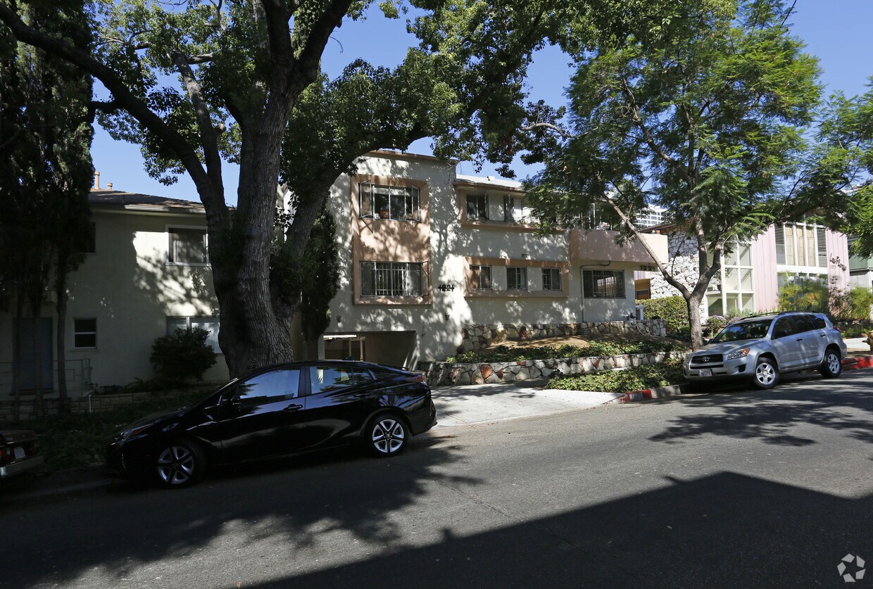 Building - 1221 N Flores St