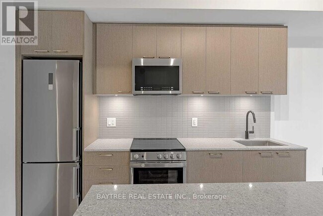 Photo du bâtiment - 1808 St Clair Ave W