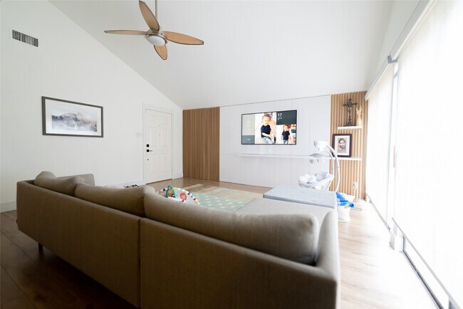 Foto del edificio - 14110 Greenway Dr