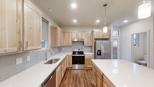 Foto del edificio - Modern Luxury Townhome: Convenient Urban L...