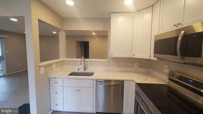 Building Photo - 7806 Waverley Mill Ct