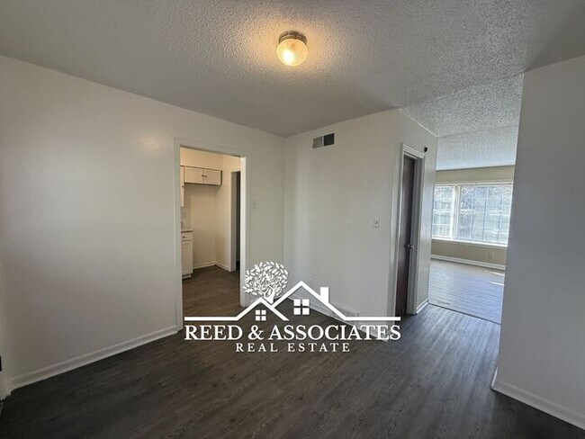 Building Photo - 2-Story Duplex Located Near UofM!