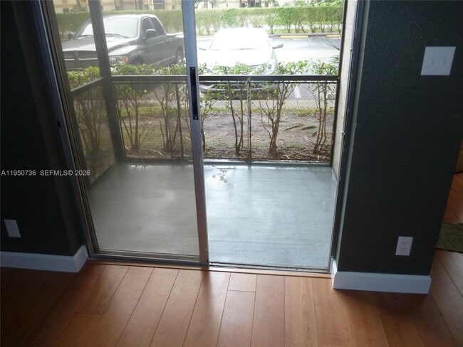 Foto del edificio - 300 Gardens Dr