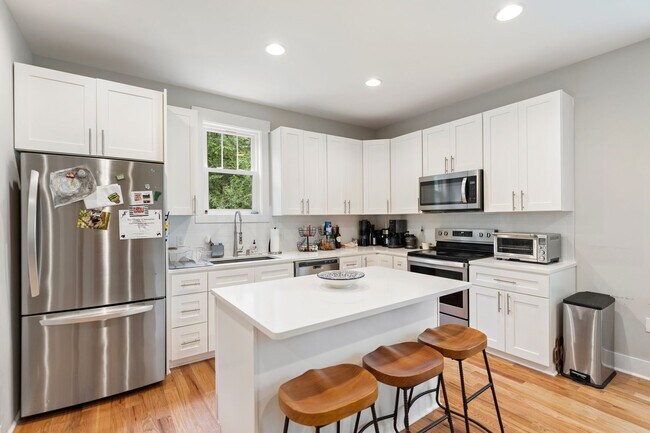 Foto del edificio - Beautiful, New 3 bed 2.5 bath with front p...