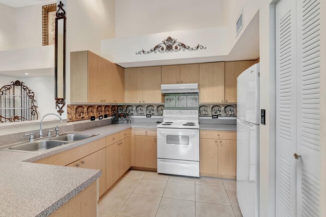 Building Photo - 923 Villa Cir