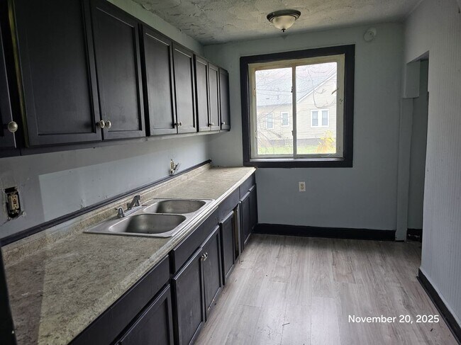 Building Photo - 9379 Manor St