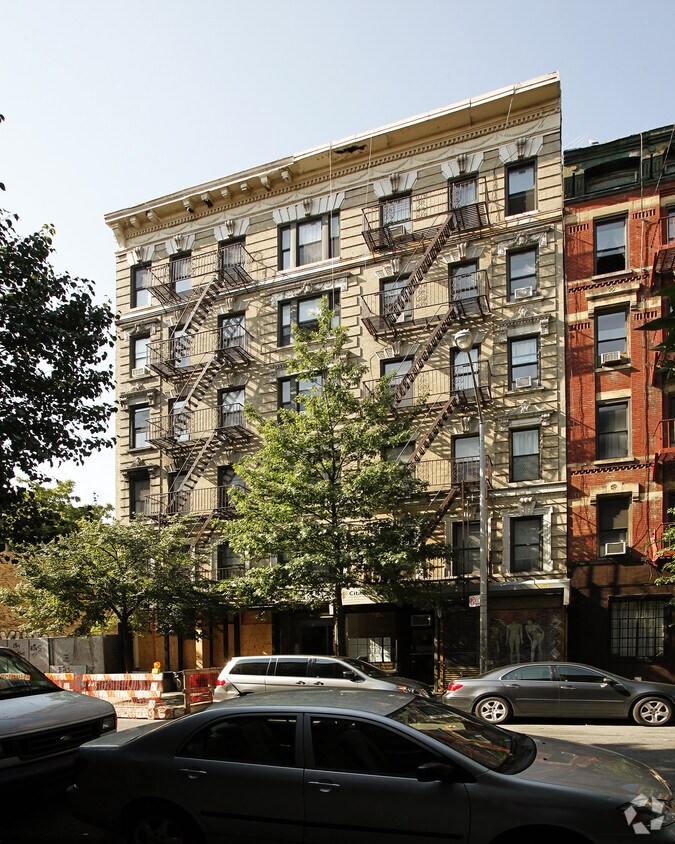 Exterior Building View: 530 E 13th St - Manhattan NY - 530 E 13th St