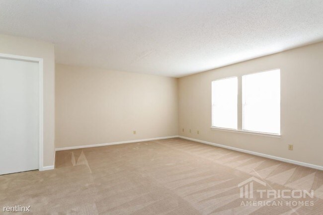Building Photo - 5632 N Jefferson Dr