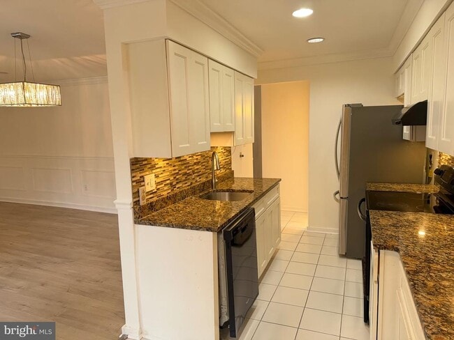 Building Photo - 9759 Lake Shore Dr