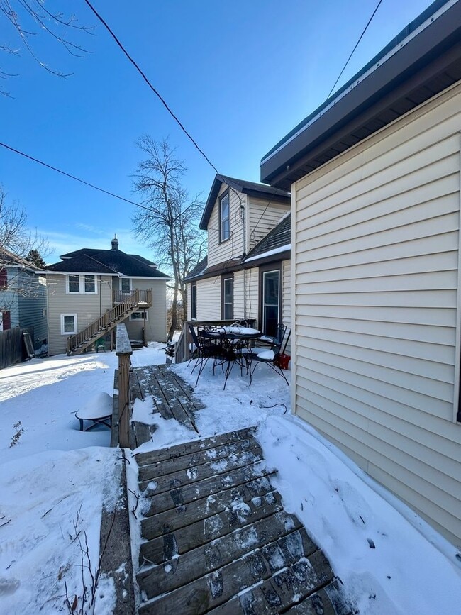 Building Photo - 921 E 8th St