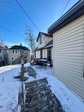 Building Photo - 921 E 8th St