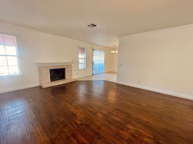 Foto del edificio - Centrally located beautiful second story condo in quiet community with tile & vinyl plank floorin...