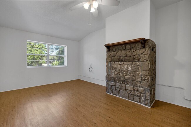 Building Photo - 423 Fairbanks Dr
