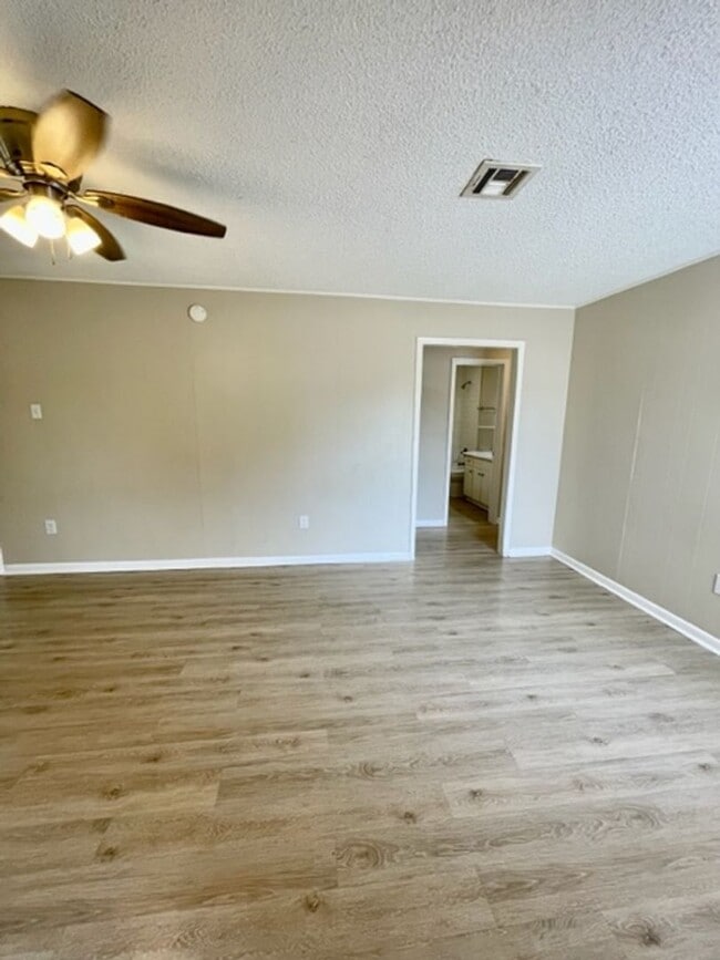 Building Photo - 816 Horseshoe Dr