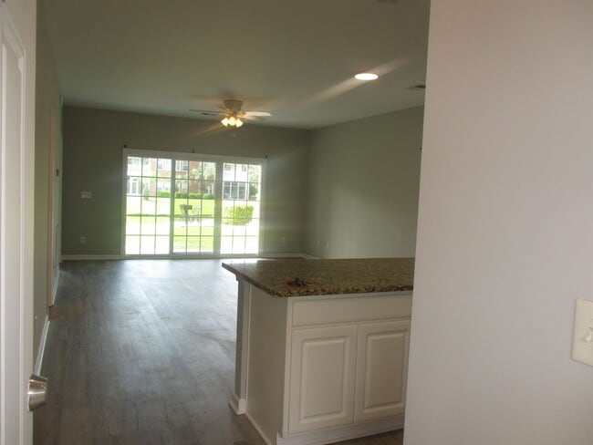 Building Photo - 3923 Gladiola Ct