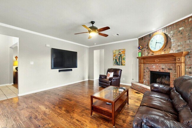 Building Photo - Spacious 4-Bedroom Home with Bonus Room an...