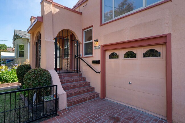Foto del edificio - Spacious Two Story Albany Home Two Blocks ...