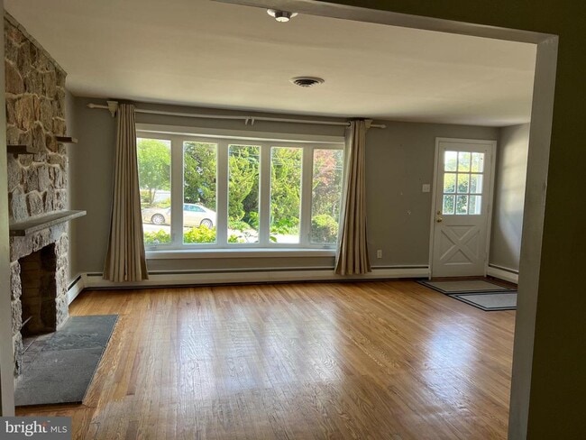 Building Photo - 319 Meetinghouse Ln