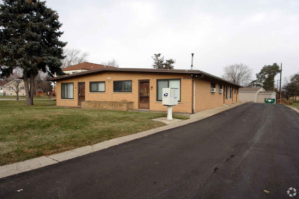 Primary Photo - 33740 Utica Rd