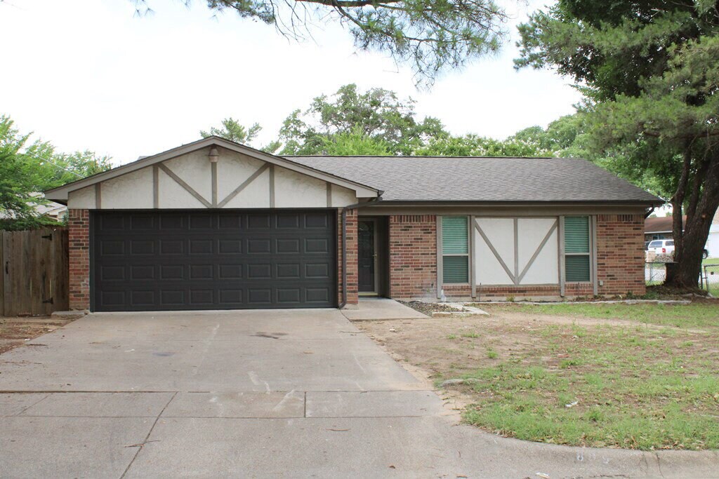 Foto principal - "Beautifully updated 4-Bedroom 2-Bath in A...