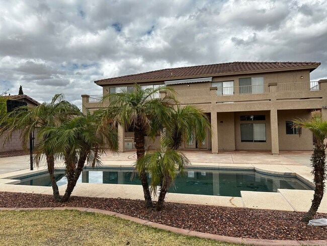 Building Photo - HIGHLY DESIRABLE AND SPACIOUS GATED COMMUN...