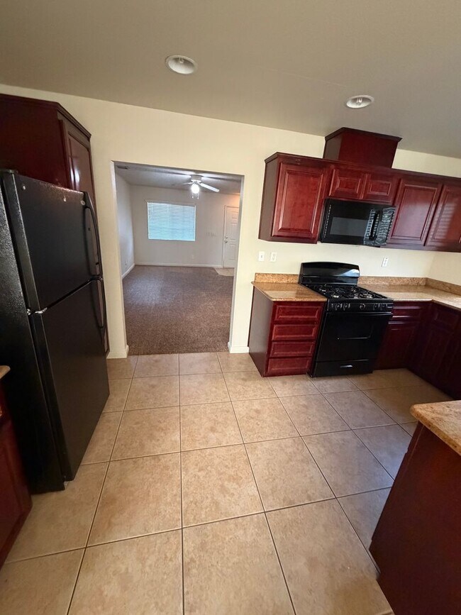 Building Photo - 585 Hart Dr