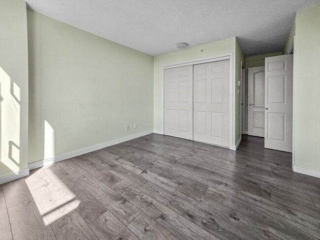 Building Photo - 6622 Southoaks Crescent