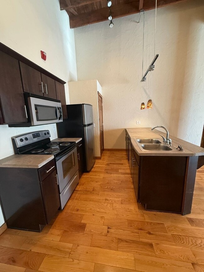 Building Photo - Spacious 1 bedroom 1 bathroom loft AVAILABLE NOW!