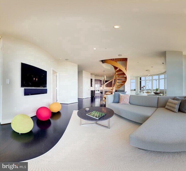 Building Photo - 8220 Crestwood Heights Dr