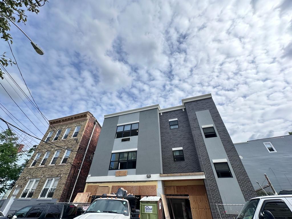 Primary Photo - 98 12th Ave
