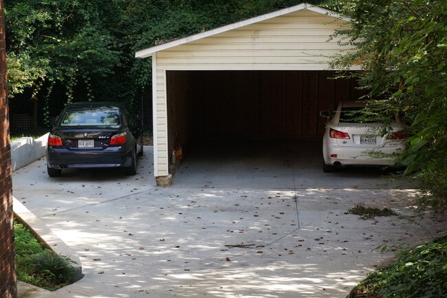 Estacionamiento cubierto - 1212 Virginia Ave. NE