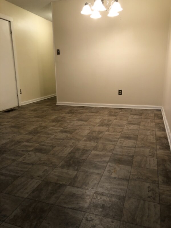 Building Photo - 10 7 Oaks Dr