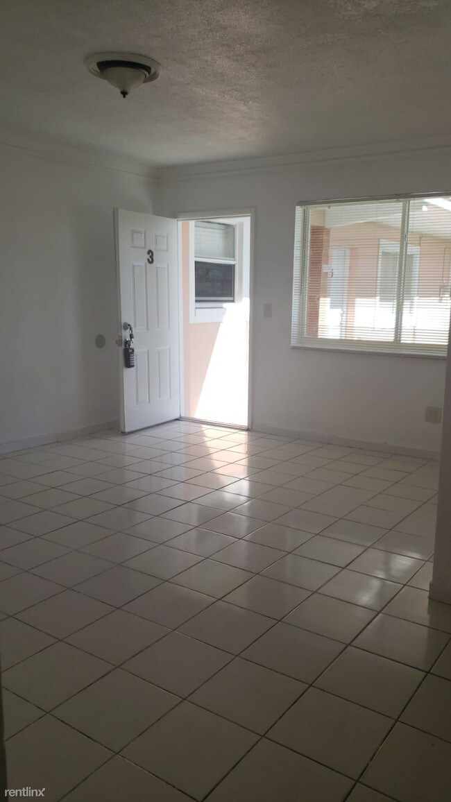 Building Photo - 1 br, 1 bath Apartment - 1939 N Glades Dr 3