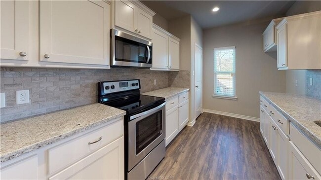 Foto del edificio - Rooms available in 4 bedroom house