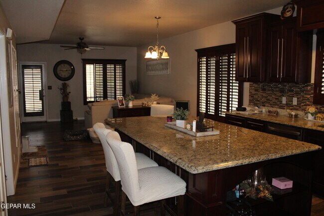 Foto del edificio - 336 Emerald Woods St